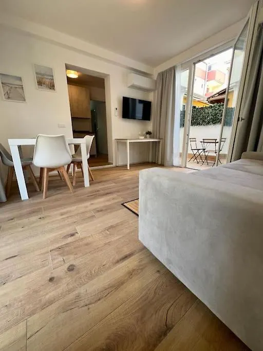 Casa Silvia, Bilocale Nuovo A 100 Mt Dal Mare Apartamento Riccione 0*,  Itália